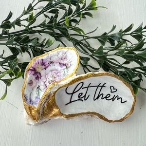 CLOSING SALE •3/$25• NWT Decorative Purple “Let Them” Oyster Cluster Shell